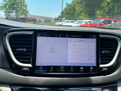 Used 2023 Chrysler Pacifica Touring-L FWD image 13