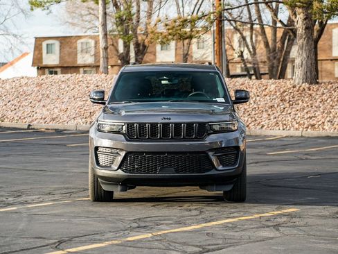 Used 2023 Jeep Grand Cherokee Altitude image 2