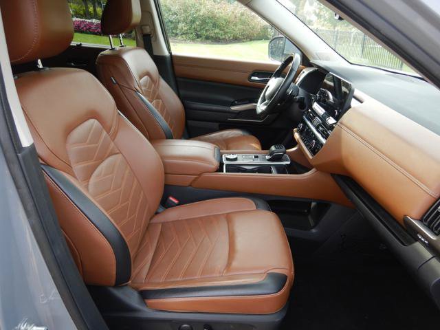 Used 2024 Nissan Pathfinder Platinum AWD/4WD image 19