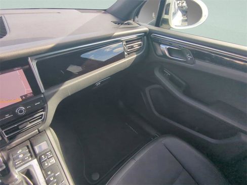 Used 2021 Porsche Macan image 15