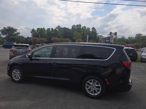 Used 2017 Chrysler Pacifica LX FWD image 11