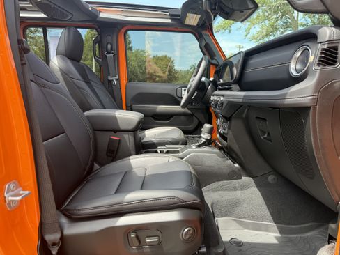 Used 2025 Jeep Wrangler Unlimited Sahara AWD/4WD image 23