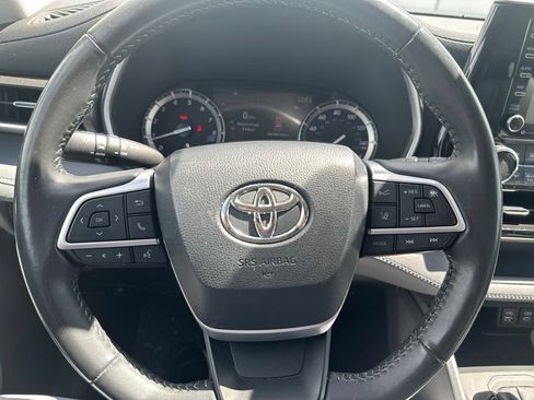 Used 2022 Toyota Highlander XLE FWD image 15