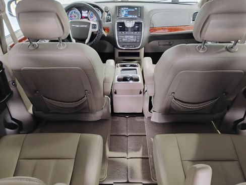Used 2016 Chrysler Town & Country Touring image 39