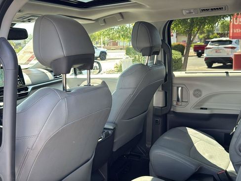 Used 2022 Toyota Sienna Limited FWD image 32