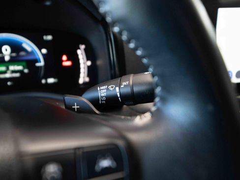 Used 2025 Toyota Camry SE image 14