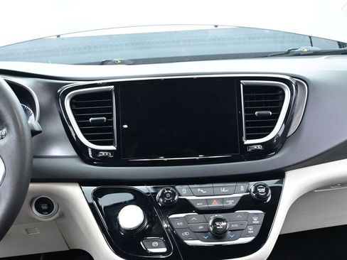 Used 2023 Chrysler Pacifica Touring-L FWD image 24