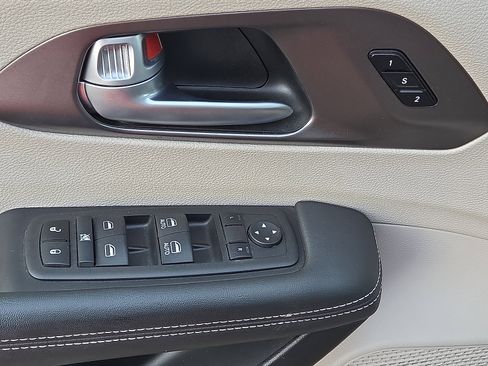 Used 2024 Chrysler Pacifica Touring-L FWD image 11