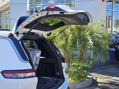 New 2025 Jeep Grand Cherokee L Laredo image 8