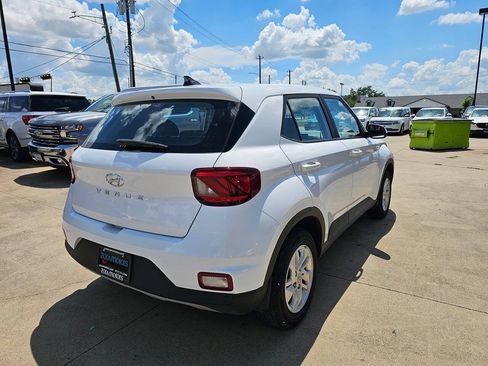 Used 2021 Hyundai Venue SE FWD image 5