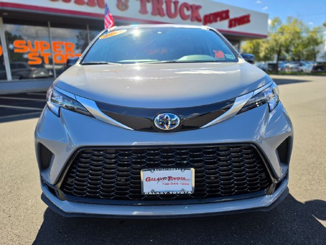 Used 2024 Toyota Sienna XSE w/ XSE Plus Package AWD/4WD image 2