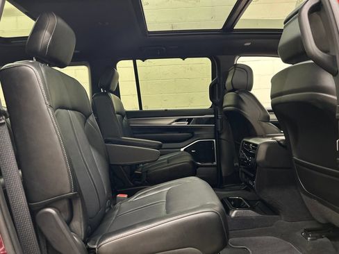 Used 2025 Jeep Wagoneer Series III w/ Premium Group I AWD/4WD image 11