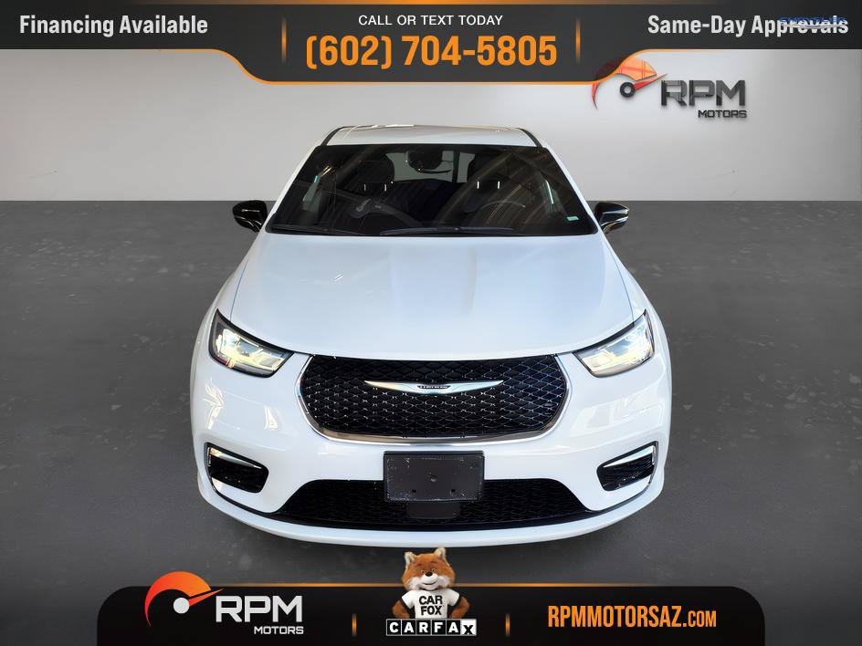 Used 2025 Chrysler Pacifica Select FWD image 2