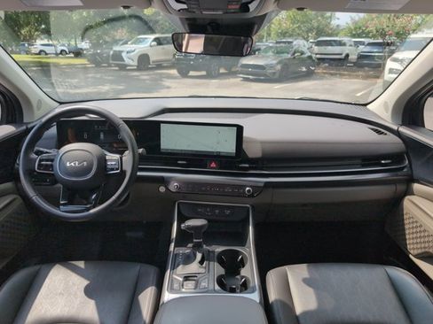 Used 2025 Kia Carnival FWD image 24