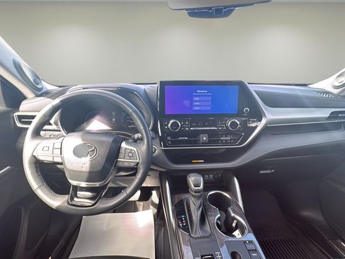 Used 2023 Toyota Highlander Platinum FWD image 10