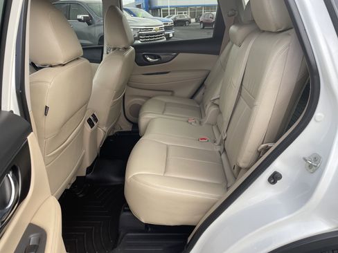 Used 2018 Nissan Rogue SV w/ Premium Package image 22