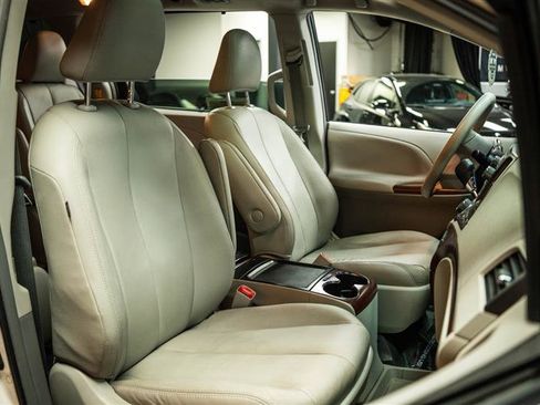 Used 2012 Toyota Sienna XLE image 15