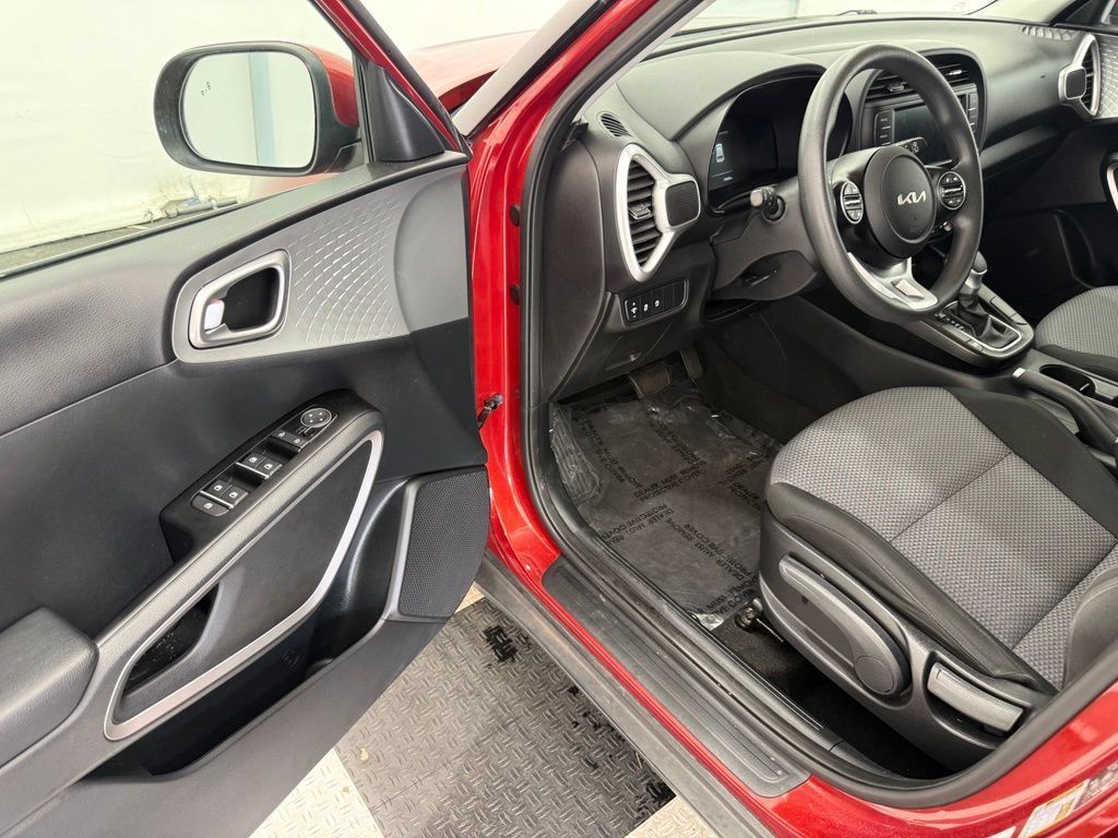 Used 2023 Kia Soul LX w/ LX Technology Package FWD image 28