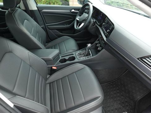 Used 2024 Volkswagen Jetta SE w/ Panoramic Sunroof Package FWD image 16