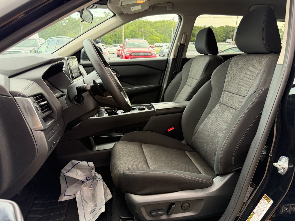 Used 2024 Nissan Rogue SV AWD/4WD image 11