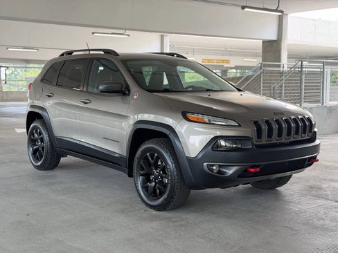 Used 2018 Jeep Cherokee Trailhawk w/ Trailer Tow Group AWD/4WD image 3