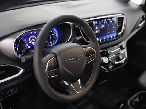 Used 2025 Chrysler Pacifica Select FWD image 24