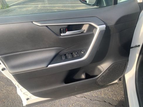 Used 2025 Toyota RAV4 XLE image 12