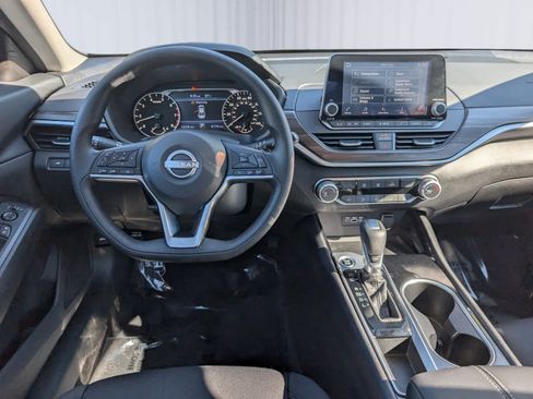 Used 2024 Nissan Altima 2.5 SV FWD image 16
