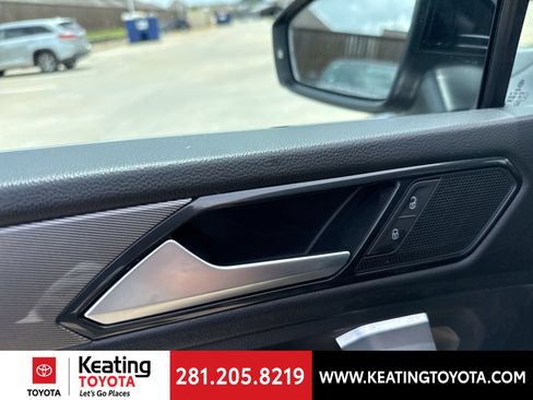 Used 2022 Volkswagen Tiguan SE FWD image 11