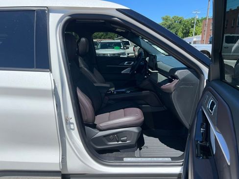 Used 2025 Ford Explorer Platinum w/ LUX Leather Package AWD/4WD image 23