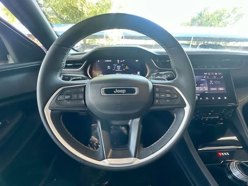 Used 2023 Jeep Grand Cherokee Altitude AWD/4WD image 15