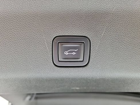 Used 2023 Chevrolet Suburban Z71 w/ Luxury Package AWD/4WD image 6