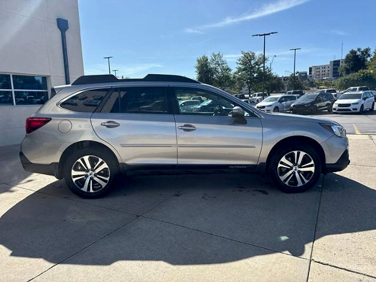 Used 2018 Subaru Outback 3.6R Limited AWD/4WD image 4