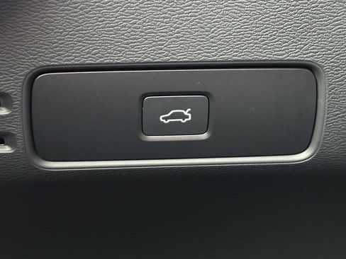 Used 2025 Volvo XC40 B5 Ultra w/ Climate Package image 30