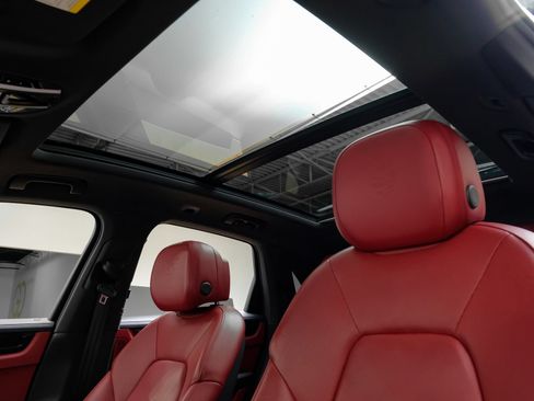 Used 2023 Porsche Cayenne Platinum Edition AWD/4WD image 5