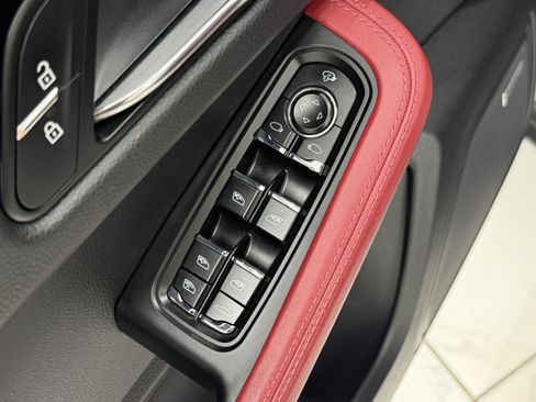 Certified 2023 Porsche Macan S AWD/4WD image 28