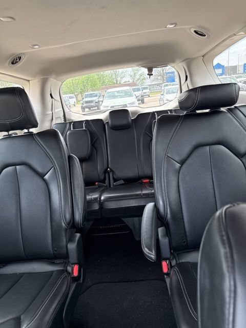 Used 2024 Chrysler Pacifica Touring-L FWD image 16