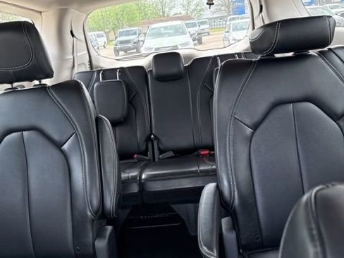 Used 2024 Chrysler Pacifica Touring-L FWD image 16