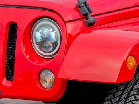 Used 2014 Jeep Wrangler Unlimited Sahara w/ Max Tow Package image 4