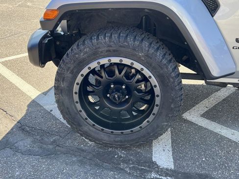 Used 2022 Jeep Gladiator Sport image 6