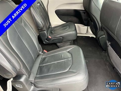 Certified 2020 Chrysler Pacifica Touring-L image 21