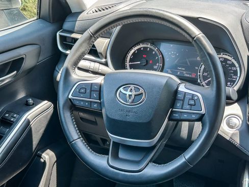 Used 2024 Toyota Highlander XLE FWD image 15