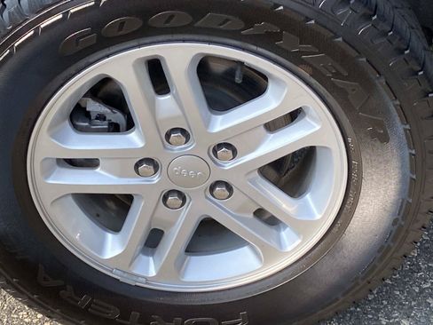 Used 2023 Jeep Grand Cherokee Laredo AWD/4WD image 23