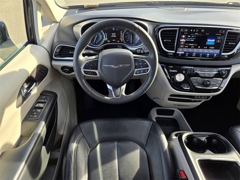 Used 2022 Chrysler Pacifica Touring-L image 12