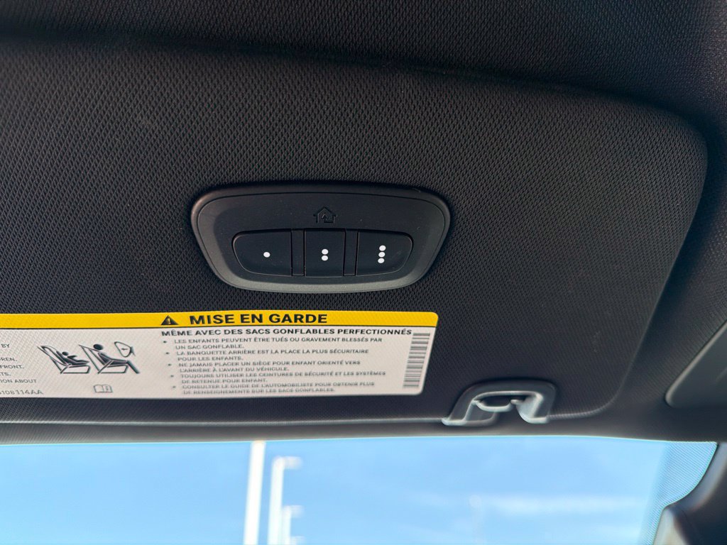 Used 2025 Chrysler Pacifica Select FWD image 36