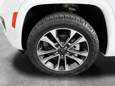 Used 2023 Jeep Grand Cherokee Overland w/ Luxury Tech Group IV AWD/4WD image 15
