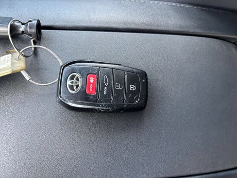 Used 2025 Toyota Highlander LE FWD image 21