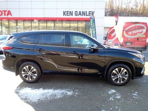 Certified 2022 Toyota Highlander XLE image 2