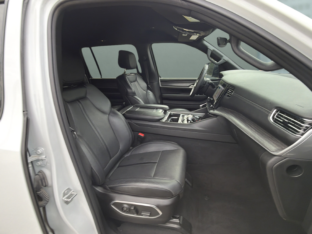 Used 2024 Jeep Wagoneer L Series III AWD/4WD image 31