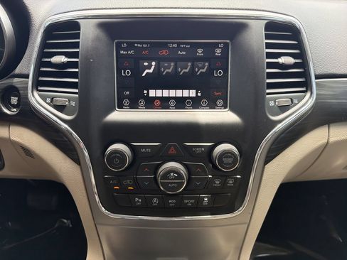 Used 2020 Jeep Grand Cherokee Laredo RWD image 18